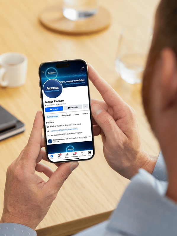 Persona revisando una aplicación de fintech en un teléfono móvil